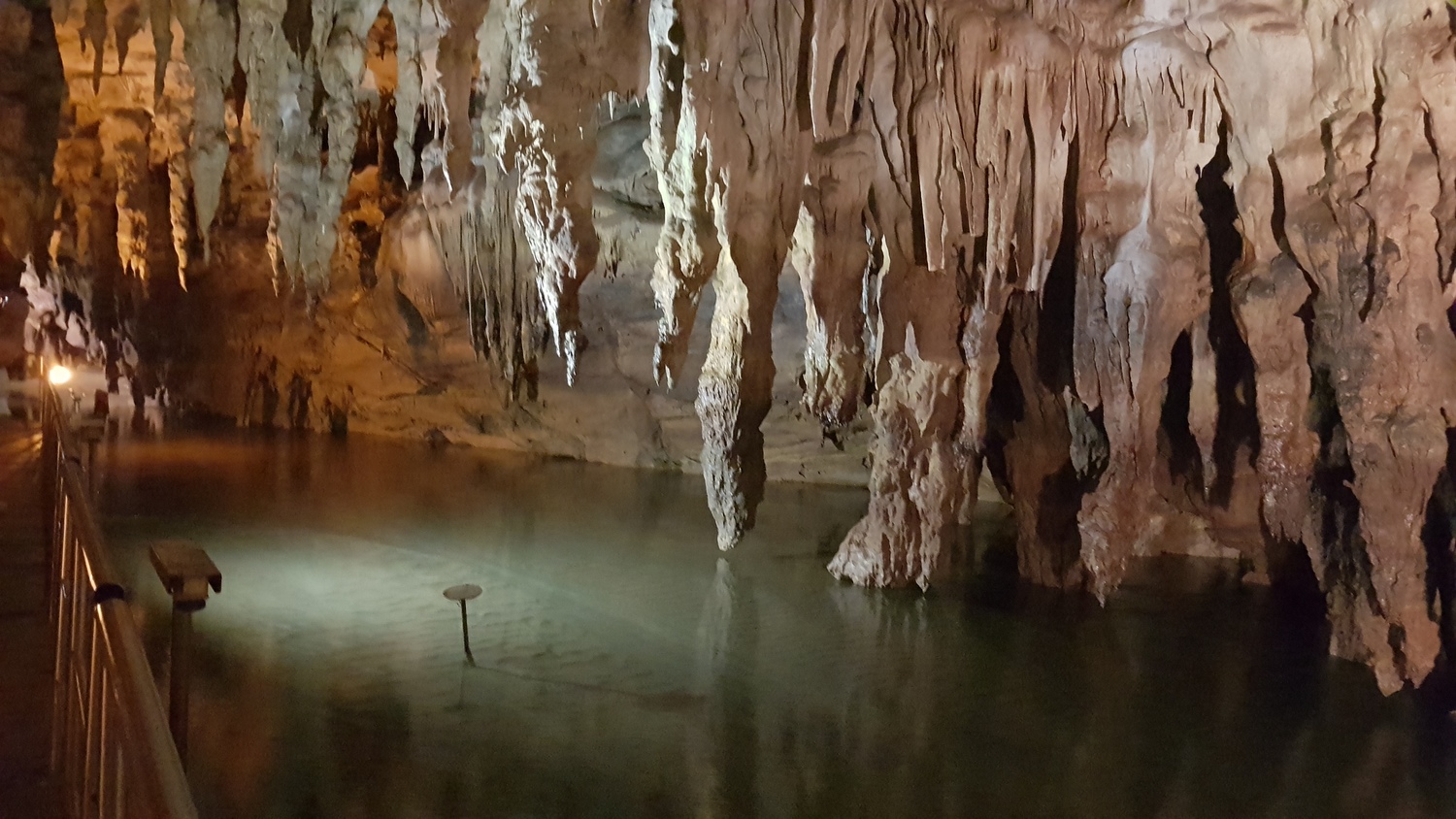 Пещера Аида с рекой Стикс и сказочная пещера Ариадны