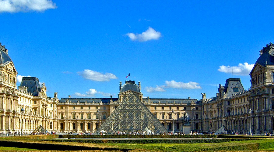 Королевская сена. Королевский дворец Лувр фасад. Королевский дворец Лувр в Париже. Королевская резиденция Лувр. Замок Лувр в Париже фасад.