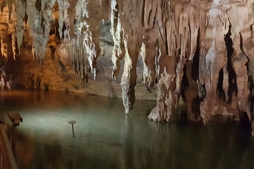Пещера Аида с рекой Стикс и сказочная пещера Ариадны